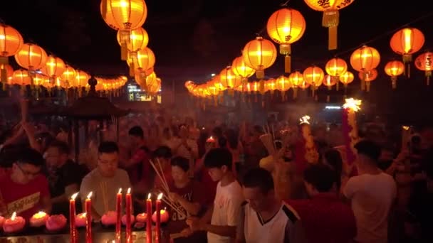 Chinese people pray at temple during chinese new year. — Stock Video