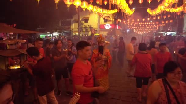 Dieu de la richesse au temple pendant le Nouvel An chinois . — Video