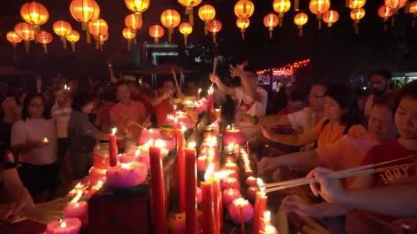 Kinesiska bränna joss stick och Lotus ljus i templet. — Stockvideo