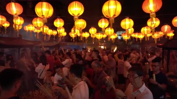 La foule prie au temple de la Déesse de la Miséricorde . — Video