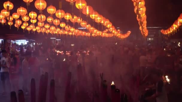 Inclinar tiro vermelho dragão joss stick é queimar para desejar boa sorte . — Vídeo de Stock