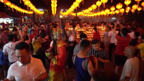 Dios de la riqueza lleva lingote en el templo chino durante el año nuevo chino . — Vídeos de Stock