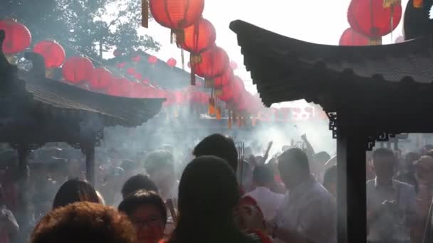 Adoradores chinos sostienen joss stick orar . — Vídeo de stock