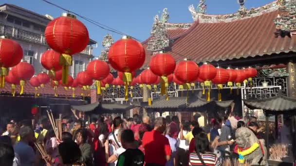 Οι άνθρωποι επισκέπτονται ναό διακοσμημένο με κόκκινο φανάρι κατά τη διάρκεια της κινεζικής νέο έτος. — Αρχείο Βίντεο