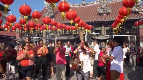 Chinesische Gläubige beten im Tempel der Göttin der Barmherzigkeit. — Stockvideo