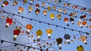 Küçük sıcak hava balonu festival sırasında asılı.