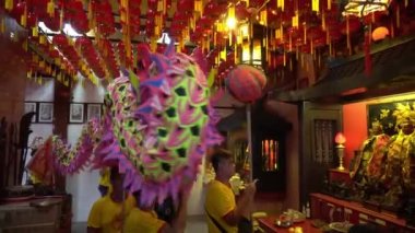 Çin tapınağında Tanrı için ejderha dansı.