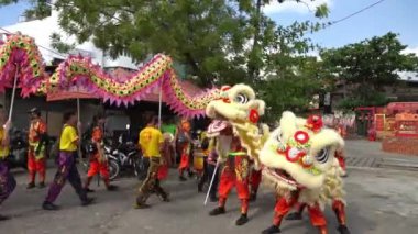 Aslan dansı ve ejderha dansı Chew Jetty 'de.
