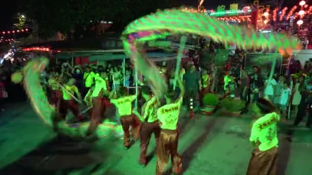 La foule assiste à regarder la danse du dragon se produire à la célébration du nouvel an chinois . — Video