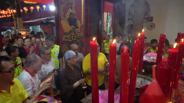 Sacerdote taoísta chino cantando en templo de serpiente . — Vídeo de stock