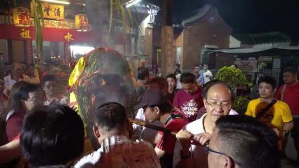 As pessoas vêm desejar a bênção do incenso no incensário no templo de cobra . — Vídeo de Stock