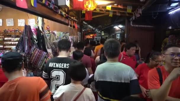 Las multitudes caminan en un pasillo estrecho en Chew Jetty . — Vídeos de Stock