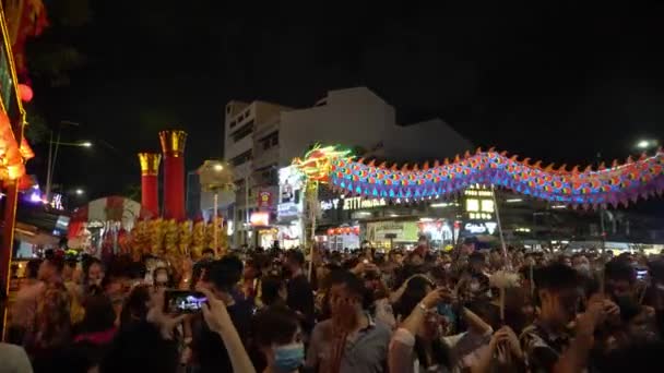 Drachentanz am Chew Jetty bei Nacht. — Stockvideo