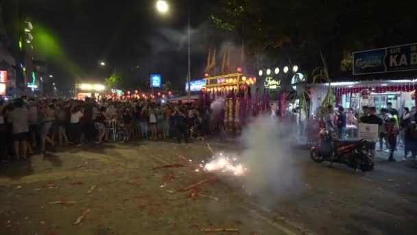 Spectacle de craquelins de feu à Chew Jetty pendant la célébration Nouvel An Hokkien . — Video