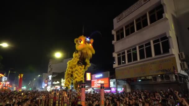 Leone danza su trampoli a masticare molo durante il capodanno cinese Hokkien . — Video Stock