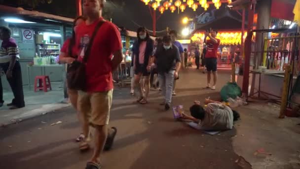 Mendigo é pedido de doação no Chew Jetty durante o ano novo chinês . — Vídeo de Stock