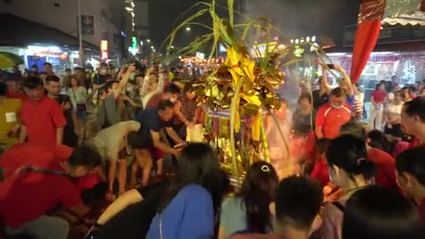 Čínský spálit joss papír během Hokkien čínský nový rok v Chew Jetty. — Stock video