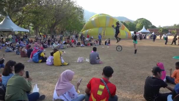 Busker perform play ball ride on one wheel cycle. — Stock Video