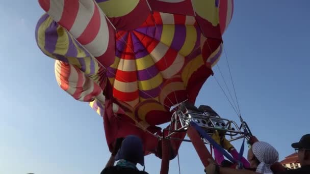 Tűzfúvó hőlégballon fesztivál a kék ég. — Stock videók