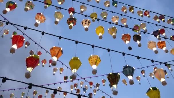 Kleine heteluchtballon hangt tijdens het festival — Stockvideo