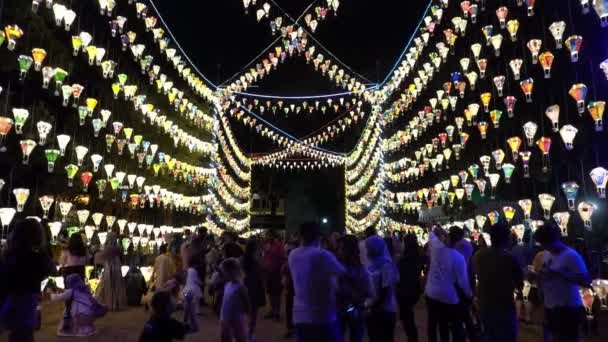 Тисяча паперових ремесел, гаряча повітряна куля, прикрашена під час свята.. — стокове відео