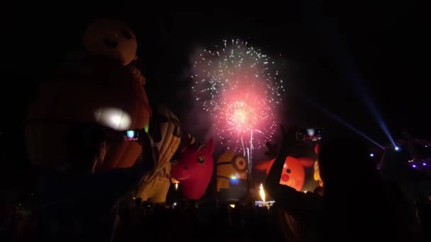 Besucher fotografieren Feuerwerk bei Heißluftballon-Fiesta. — Stockvideo