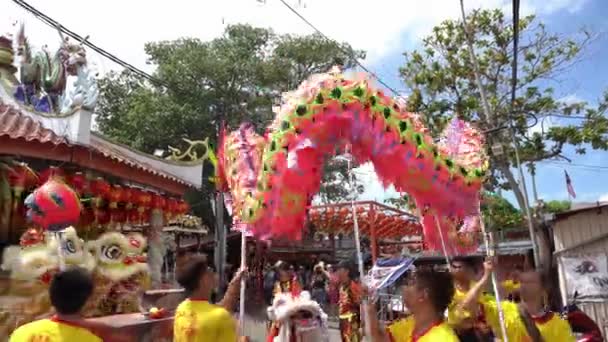 Dragon dans in de openlucht van Chew Jetty tempel. — Stockvideo