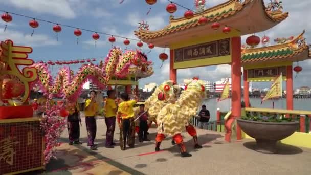 Danza del dragón y danza del león en el templo de Hean Boo Thean durante el día soleado brillante . — Vídeos de Stock