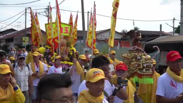 Dragón barco llevar estatua de la deidad en procesión en la calle . — Vídeos de Stock