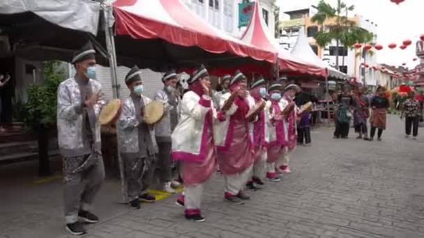 Les Malais portent un masque jouent du tambour dans la rue pendant le coronavirus COVID-19 peur . — Video