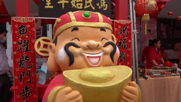 Staty kinesisk gud rikedom på gatan. — Stockvideo