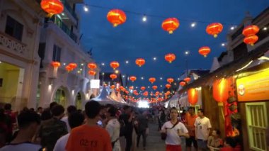 King Caddesi 'nde yürü. Geleneksel bir ahşap Çin evi kuruldu..