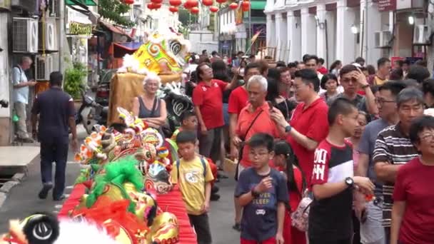 La gente se interesa con la creación de la danza del león . — Vídeos de Stock