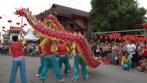 Turist njuta av draken dans show på gatan. — Stockvideo