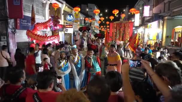 Vêtements chinois costume traditionnel laisser le touriste prendre des photos à la rue — Video
