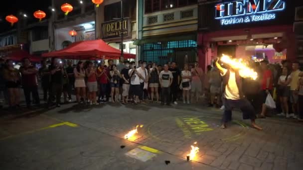 Pouliční představení požárního biče na ulici. — Stock video
