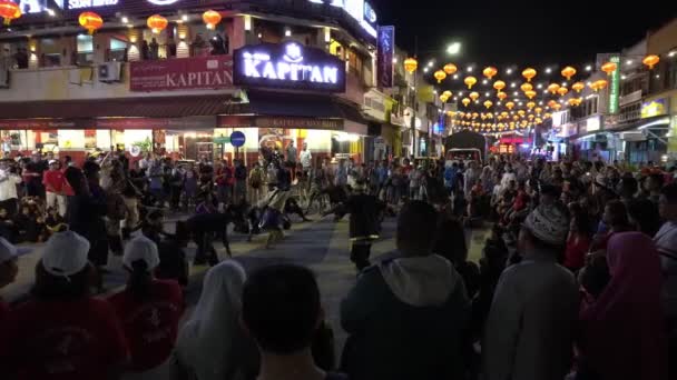 Malajský bojový výkon na ulici během čínského nového roku. — Stock video