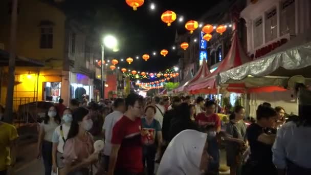 Chinesen nehmen an der miaohui-Feier zum chinesischen Neujahr teil. — Stockvideo