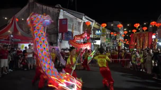 Danse du dragon se produire dans la rue . — Video