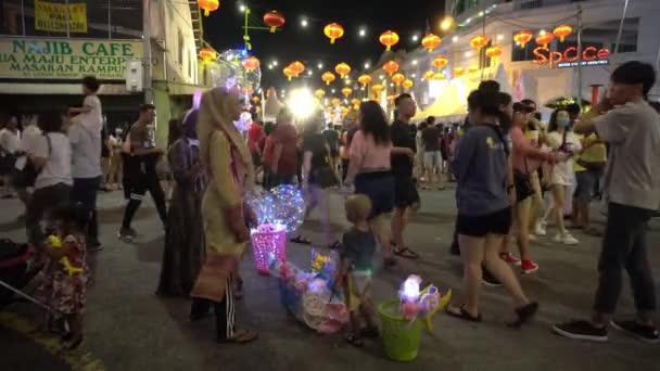 Ragazza musulmana vendere LED decorazione della luce in strada durante il nuovo anno cinese . — Video Stock