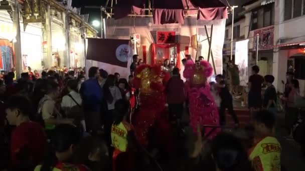 Chinese leeuwendans betreedt het tijdelijke kunstmatige houten huis op straat. — Stockvideo