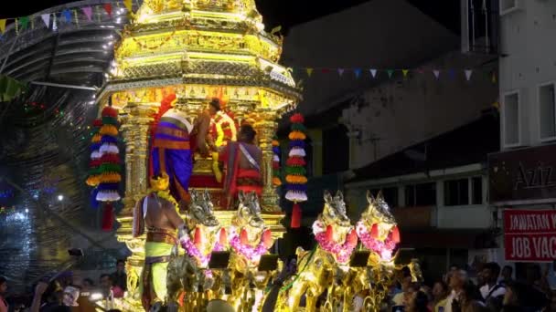 Den "Altar am goldenen Wagen" aufstellen " — Stockvideo