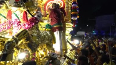 Hindu fanatikler altın at arabasında tanrıya para teklif ediyorlar..