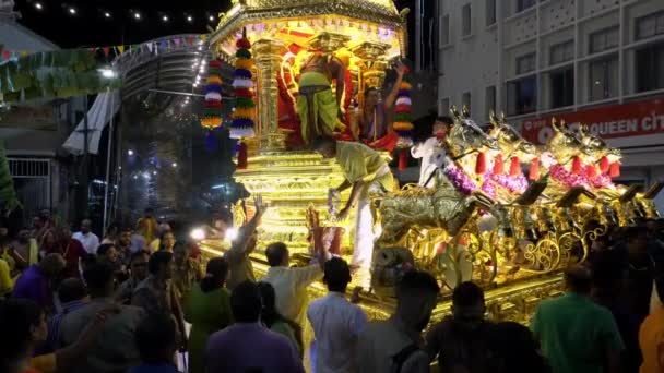 Новая золотая колесница, специально сделанная в Тамил Наду, Индия, впервые в Пенанге — стоковое видео