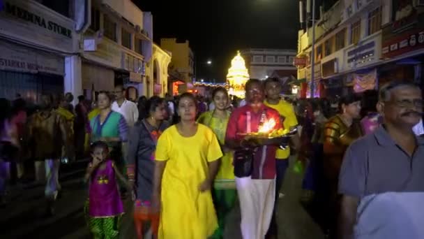 Hindu fanatikler sokakta sunulan gümüş tabakları taşıyorlar.. — Stok video