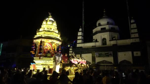 Carro d'oro mossa di fronte Masjid Nagore Dargha Sceriffo — Video Stock