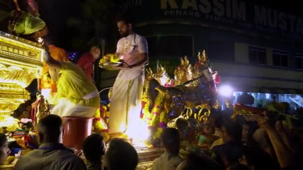 Devotos ofrenda en plato de plata en carro de oro . — Vídeo de stock