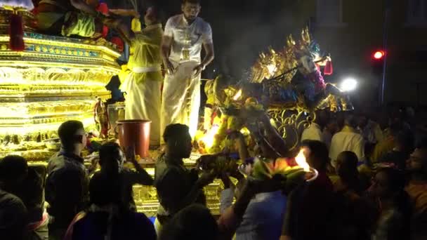 Devotees använder hand bära silver pott med offer i främre gyllene vagn. — Stockvideo