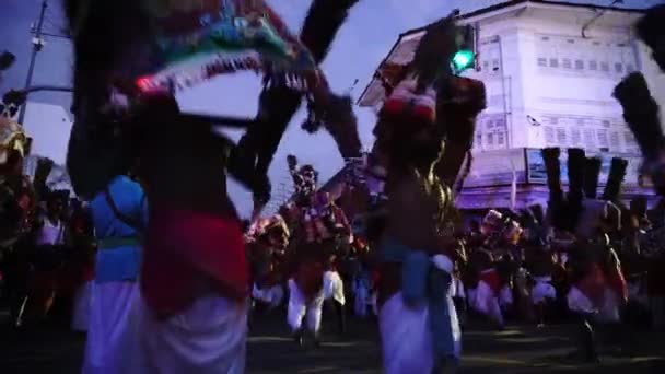 Kavadi dansar på Little India. — Stockvideo