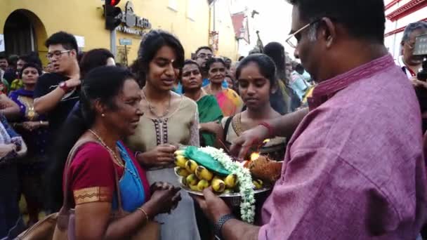 Hinduscy wielbiciele otrzymują błogosławieństwo od kadzidła w srebrnym garnku.. — Wideo stockowe